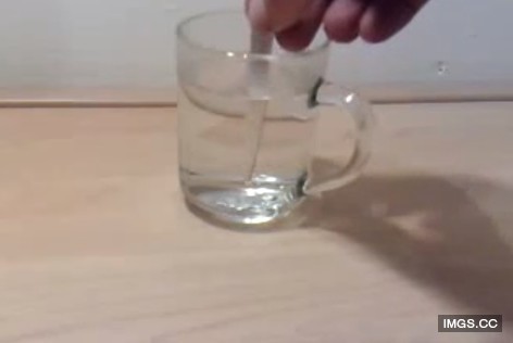 驚！瞬間融化湯匙的不明液體