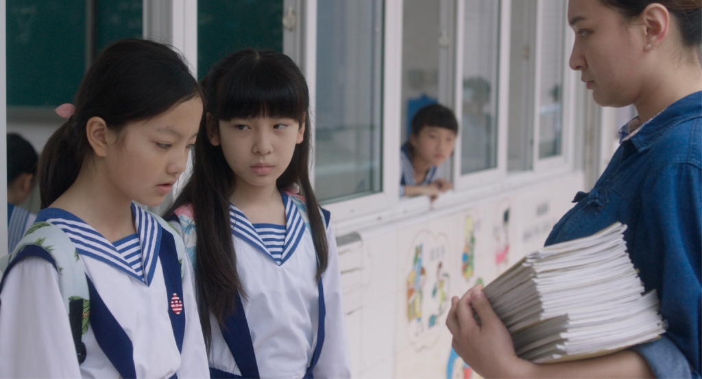 周美君(左一)在《嘉年華》飾演正值青春的初中生孟小文，因捲入性侵疑雲，被媽媽氣得剪.jpg