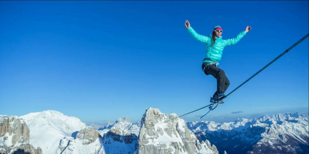 《極限女王短片輯》〈走鋼索的女人〉挑戰高山繩索人不可能任務，創下在義大利三千公尺.jpg