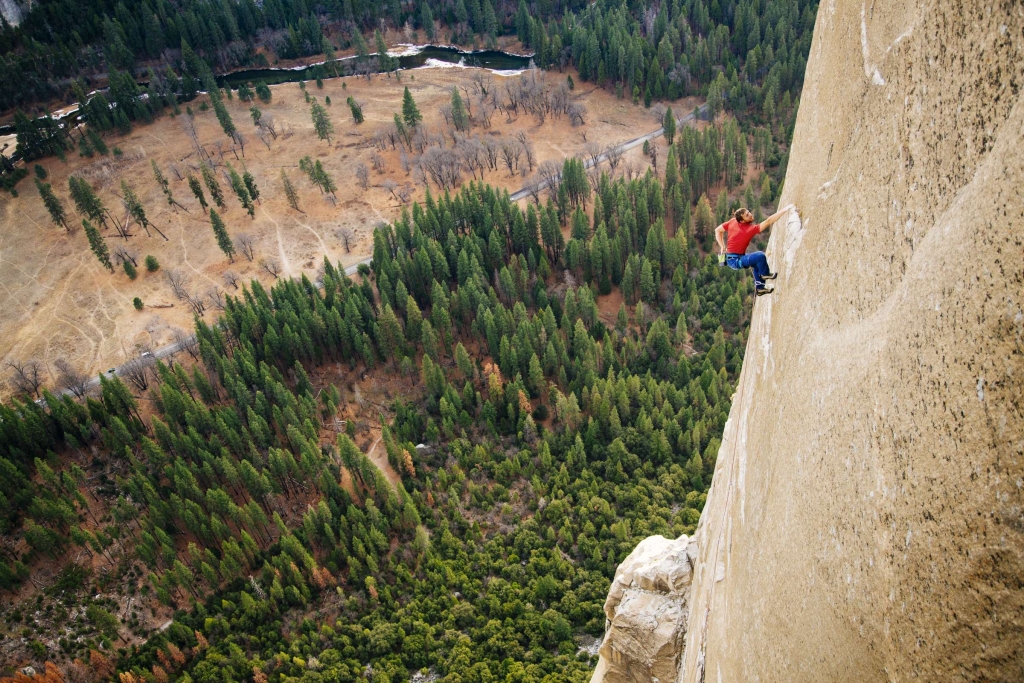 《垂直九十度的熱血人生》美國傳奇攀岩家湯米考德威爾「徒手攀登」等於三座艾菲爾鐵塔.jpg