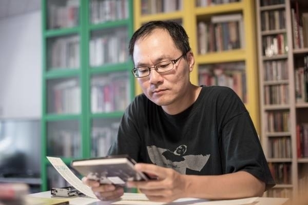 鴻鴻《暴民之歌》詩集發表／朗讀會 桃園荒野夢二書店-封面